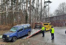 Z parkingów w Zielonej Górze straż miejska odholowała kolejne wraki (ZDJĘCIA)