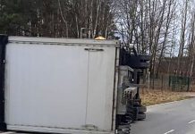 W strefie ekonomiczne w Zielonej Górze leży przyczepa ciężarówki (ZDJĘCIE CZYTELNIKA)