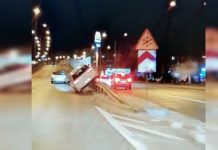 Jechał podwoziem volkswagena po barierkach. Był tak pijany, że nie mógł dmuchnąć w alkomat (FILM)