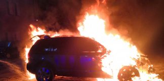 Nad ranem na parkingu spłonął samochód