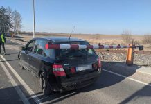 Nadjeżdżał pociąg, a kierująca fiatem wjechała na przejazd kolejowy i utknęła między zaporami