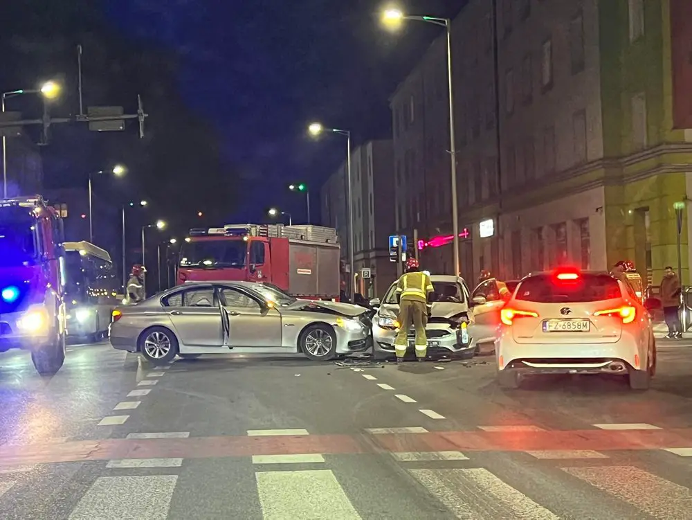 Wypadek W Zielonej Górze. Zderzenie Bmw I Forda Taksówki. Kobieta W ...