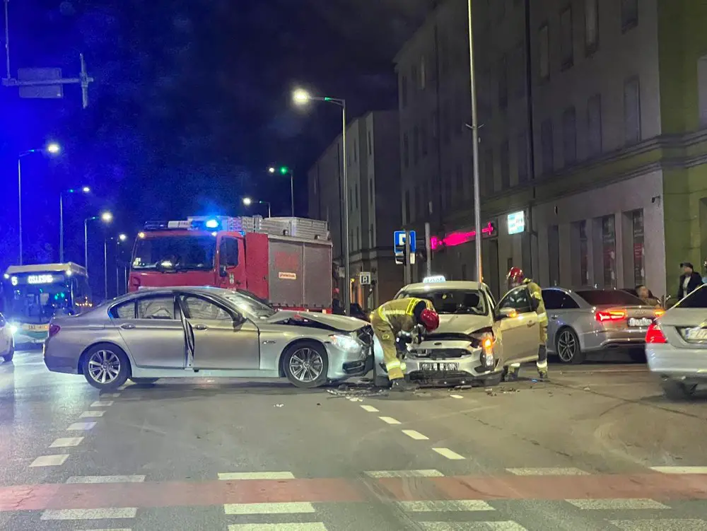 Wypadek W Zielonej Górze. Zderzenie Bmw I Forda Taksówki. Kobieta W ...