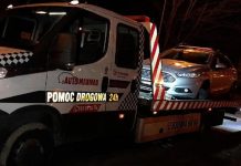 Kierowca uderzył w krawężnik w Zielonej Górze, wysiadł z auta i… zaczął skakać