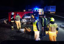 Koszmarny wypadek. Zginęło dwoje małych dzieci i kobieta, obywatele Ukrainy. Fiat zderzył się z ciężarówką. W aucie było siedem osób