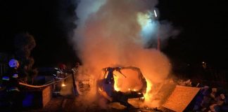 Samochód cały płonął. Jedna osoba ciężko poparzona (ZDJĘCIA)