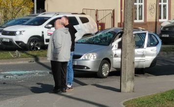 Wypadek. Zderzenie samochodów. Jeden dachował (ZDJĘCIA)