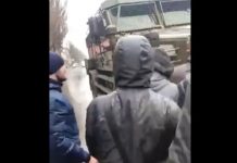 Co za odwaga! Ludzie blokują kolumnę wojsk rosyjskich, a co robią Rosjanie