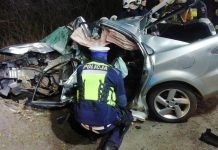 Koszmarny wypadek. Mazda z potężną siłą uderzyła w drzewo. Zginął 24-latek, pięć osób zostało rannych