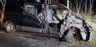 Poważny wypadek. Bus uderzył w nieoświetloną przyczepę rolniczą rozrywając bok. Jedna osoba poważnie ranna (ZDJĘCIA CZYTELNIKA)