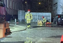 Nocny pożar mieszkania w Zielonej Górze. Poparzona osoba zabrana do szpitala. Ewakuowano 35 mieszkańców (ZDJĘCIA)