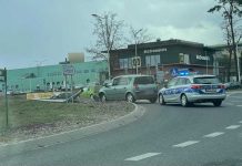 Kompletnie pijany Ukrainiec renault ściął lampę na rondzie w Zielonej Górze (ZDJĘCIA CZYTELNIKA)