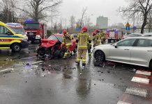 Poważny wypadek w Zielonej Górze. Zderzenie trzech samochodów. Na miejscu służby ratunkowe (ZDJĘCIA)