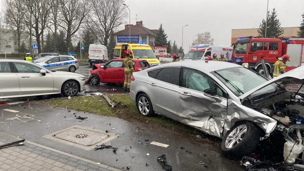 Poważny Wypadek W Zielonej Górze. Zderzenie Trzech Samochodów. Na ...