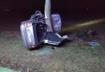 Koszmarny wypadek. Skoda uderzyła dachem wbijając się w drzewo. 32-latek nie miał żadnych szans (ZDJĘCIA)