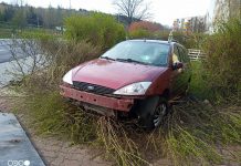 Pijany Ukrainiec fordem wypadł z drogi w Zielonej Górze. Na szczęście nikogo nie było na chodniku (ZDJĘCIA)