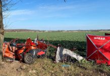 Śmiertelny wypadek. Matiz uderzył w drzewo i rozpadł się na części. Kierowca zginął na miejscu