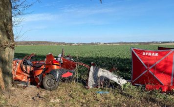 Śmiertelny wypadek. Matiz uderzył w drzewo i rozpadł się na części. Kierowca zginął na miejscu