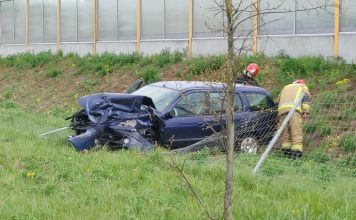 Wypadek. Czołowe zderzenie audi i renault. Jedna osoba w karetce (ZDJĘCIA)