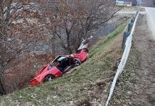 Roztrzaskał o kapliczkę ferrari warte fortunę i dostał 5 tys. zł mandatu (ZDJĘCIA)