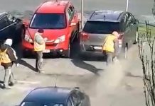 Tak wycinają asfalt przy autach na parkingu w Zielonej Górze. – Fachowiec powiedział mi, że auta osłania nogą – pisze czytelnik (FILM)