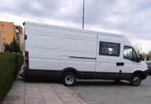 Tak mistrz parkowania w Zielonej Górze blokuje cały chodnik (ZDJĘCIE CZYTELNIKA)