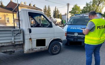 Uderzył w zaparkowany pod komendą radiowóz. Wydmuchał 1,5 promila alkoholu