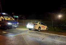 Pijany kierowca toyotą z wypożyczalni uderzył w płot. Zatrzymała go zielonogórska policja (ZDJĘCIA CZYTELNIKA)