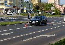 Zderzenie volkswagena i dacii na skrzyżowaniu w Zielonej Górze. Na miejscu policja (ZDJĘCIA CZYTELNIKÓW)