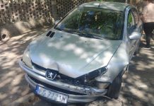 Zderzenie toyoty i peugeota. Taksówkarz dostał surowy mandat (ZDJĘCIA)