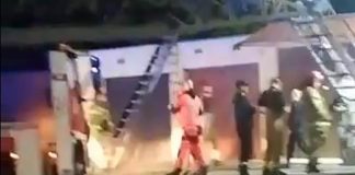 Strażacy i policja w Zielonej Górze ściągali z dachu 16-latkę (FILM CZYTELNIKA)