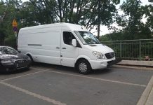 Busem blokuje dwa miejsca parkingowe w Zielonej Górze (ZDJĘCIE CZYTELNIKA)