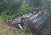 Wypadek w Zielonej Górze. Zderzenie audi i skody. Jedno auto dachowało