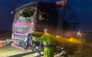 Ciężarówka rozbiła się na trasie S3. Kierowca zasłabł (ZDJĘCIA)