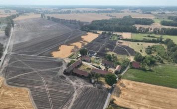 To był gigantyczny pożar. Zdjęcia pokazują jego ogrom. Do walki z ogniem zjechały straże z powiatu (ZDJĘCIA)