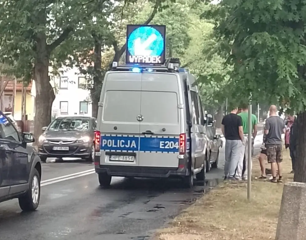 Wypadek W Zielonej Górze. Zderzenie Audi I Peugeota. Na Miejscu Służby ...