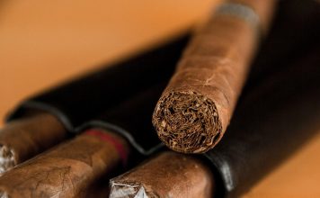Adwokat przywiózł z Dominikany 89 cygar, ale ich nie oclił. Za to urzędnikowi dał łapówkę