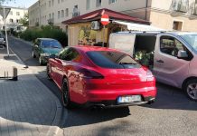 Zablokował autem wyjazd z osiedla w Zielonej Górze. Powiedział, że tylko na chwilę (ZDJĘCIE CZYTELNIKA)