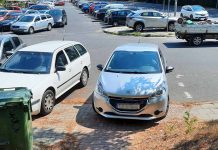 Tak parkuje mistrz przy cmentarzu w Zielonej Górze. Pieszych ma za nic (ZDJĘCIE CZYTELNIKA)