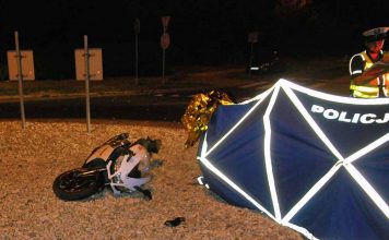 Śmiertelny wypadek motocyklisty. Uderzył w tablicę drogową. Nie miał kasku, a pasażer był kompletnie pijany