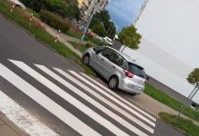 Kierowcę citroena w Zielonej Górze poniosło. Tak zaparkował (ZDJĘCIE CZYTELNIKA)