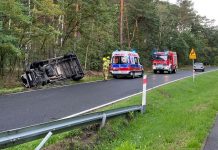 Wypadek w Zielonej Górze. Przewrócił się bus poczty. Wiózł pieniądze. Na miejscu służby ratunkowe (ZDJĘCIA)