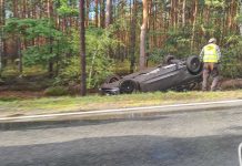 Wypadek pod Nowogrodem Bobrzańskim. Zderzenie trzech samochodów. Dwa auta dachowały (ZDJĘCIA CZYTELNIKÓW)