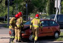 Wypadek w Zielonej Górze. Zderzenie seata z ciężarówką (ZDJĘCIA CZYTELNIKÓW)
