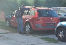 We wraku renault w Zielonej Górze koczują bezdomni. Tam w końcu dojdzie do tragedii (ZDJĘCIA CZYTELNIKA)