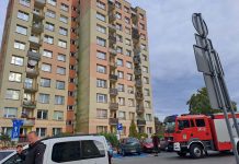 Naderwany balkon w wieżowcu w Zielonej Górze. odpada też elewacja. Na miejscu są strażacy (ZDJĘCIA CZYTELNIKA)