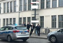 Tajemnicza akcja zielonogórskiej policji pod Focusem. Skuty kajdankami mężczyzna zabrany do radiowozu (ZDJĘCIE CZYTELNIKA)