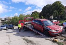 We wraku renault w Zielonej Górze koczowali bezdomni. Sprawę załatwiła straż miejska (ZDJĘCIA)