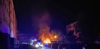 Pożar samochodu na parkingu pod blokiem. Volkswagen spłonął (ZDJĘCIA)