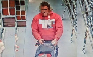 Wziął dziecko do wózka i pojechał kraść do marketu. Potem przepraszał (FILM)